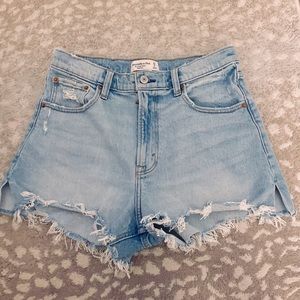 Abercrombie 90s High Rise Cutoff Shorts in Light Ripped Wash Size 4 NWOT